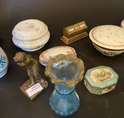 Petit lot d'objets décoratifs dont vases,...