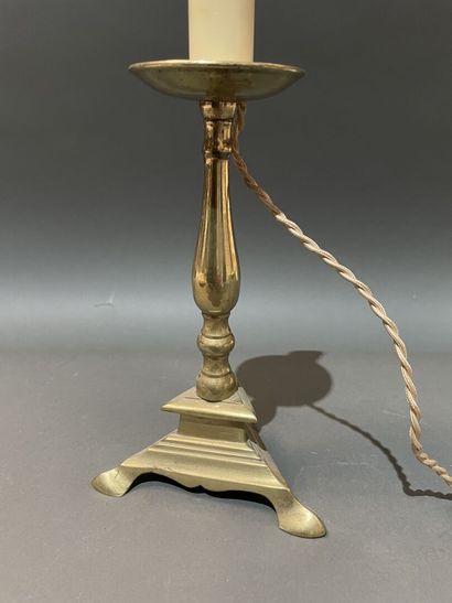 Lot de bibelots :
Lampe bouillotte en bronze...