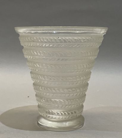 R. LALIQUE France
Vase Cytise en verre moulé...