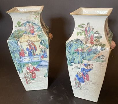 Paire de vases de section carrée à col évasé...