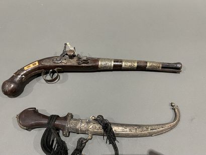 Pistolet en bois et incrustation d'os et...