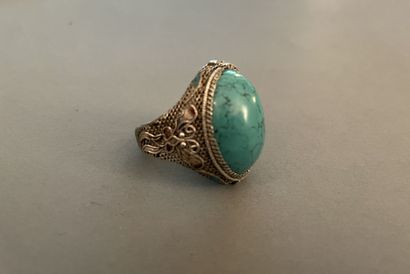 Bague ornée d'une turquoise cabochon sur...