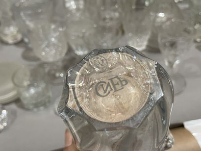 Lot de verrerie : carafes, vases, coupes,...