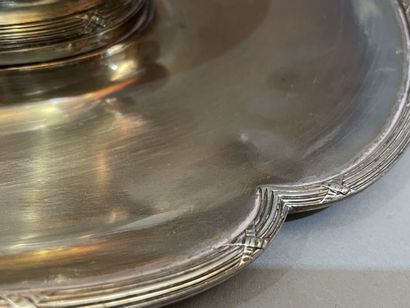 Saucière à plateau adhérent en argent. 
16...