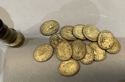 Lot de cachets en pierre dure, nacre, bronze...