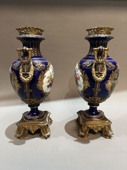 Paire de vases en porcelaine de forme balustre...