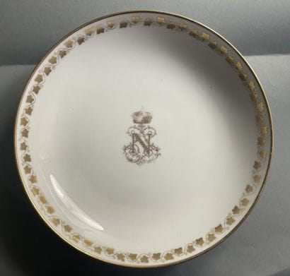 Sous-tasse en porcelaine au chiffre en dorure...