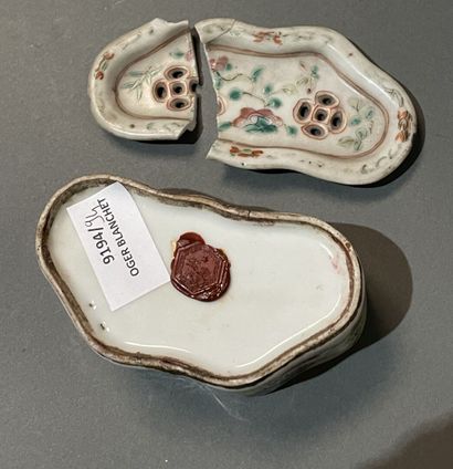 Lot vases, boîtes, oreiller en porcelaine...
