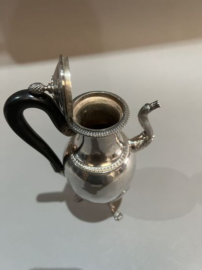 Cafetière balustre en argent, le déversoir...