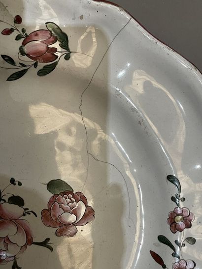 Quatre assiettes en faïence à décor de roses....