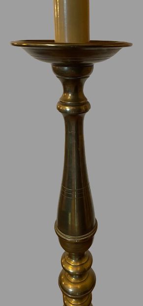 Suite de trois lampadaires en bronze formant...