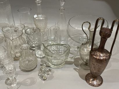 Lot de verrerie : carafes, vases, coupes,...