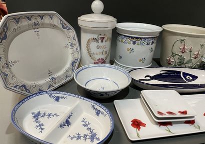 Lot de céramiques : plat en barbotine, cache-pots,...