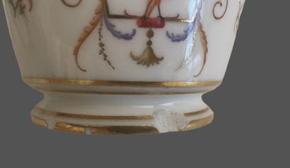 Service tête à tête en porcelaine à décor...