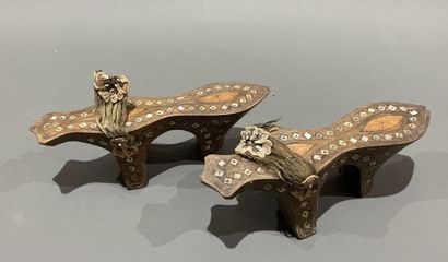 Paire de geta japonaises en bois et incrustation...