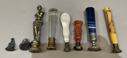 Lot de cachets en pierre dure, nacre, bronze...