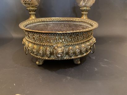 Lot de pièces en cuivre dont jardinière et...