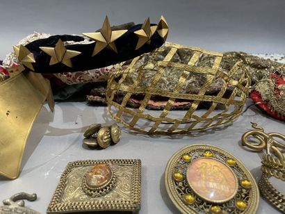 Lot de chapeaux et bijoux fantaisie de scène....