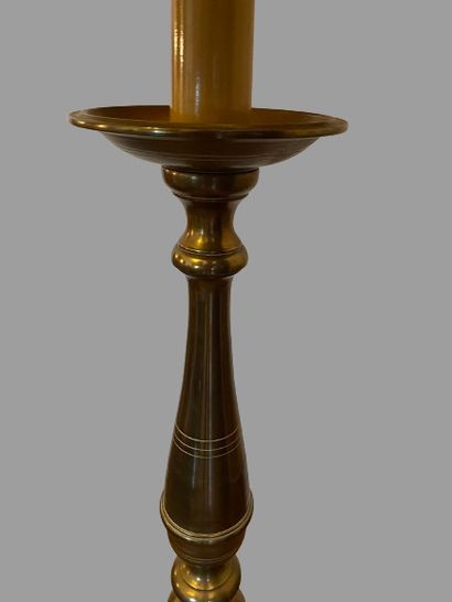 Suite de trois lampadaires en bronze formant...