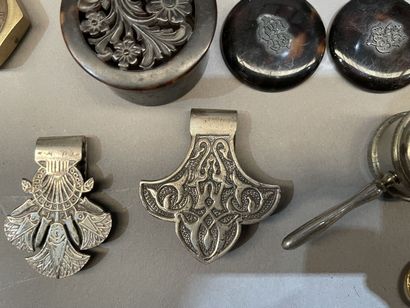 Lot de bibelots comprenant nécessaire de...