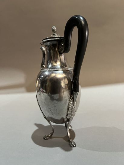 Cafetière balustre en argent, le déversoir...