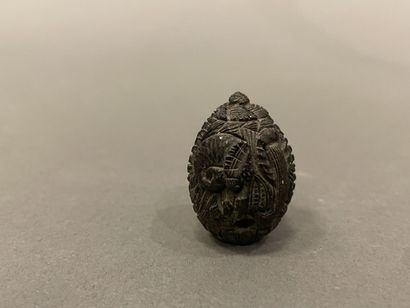 Dévidoir à fil en bois de corozo sculpté.
XIXème...