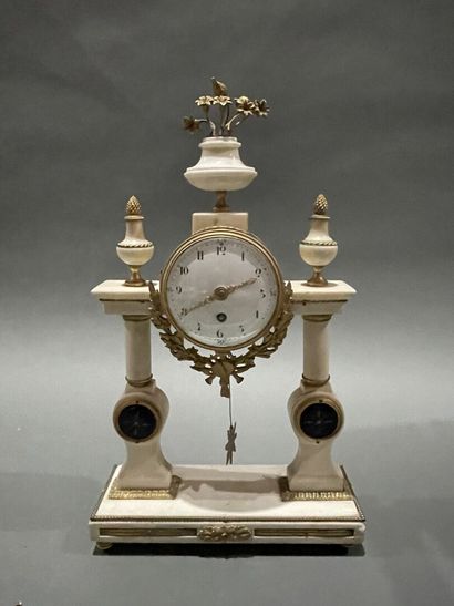 Pendule portique en marbre blanc, bronze...