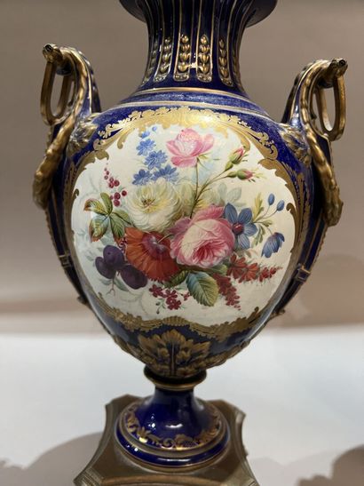 Paire de vases en porcelaine de forme balustre...