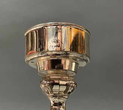 Paire de Flambeaux en métal argenté, le fût...
