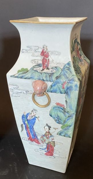 Paire de vases de section carrée à col évasé...