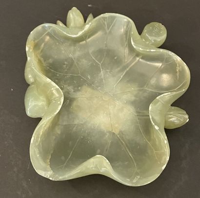 Coupelle en néphrite céladon sculpté en nénuphar.
Chine,...