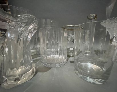 Lot de vases et coupes en cristal et verre...
