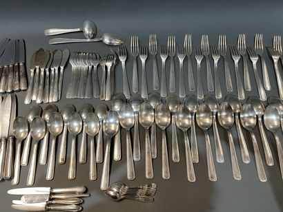 Partie de ménagère de couverts en métal argenté,...