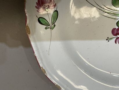 Quatre assiettes en faïence à décor de roses....