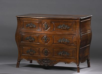 Commode en noyer mouluré et sculpté ; de...