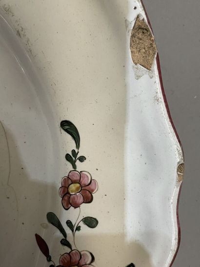 Quatre assiettes en faïence à décor de roses....