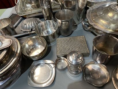 Lot de métal argenté : timbales, casseroles...