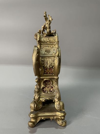 Pendule en bronze doré et ciselé de motifs...