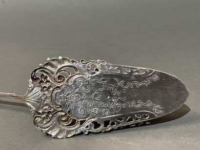 Pelle à tarte en argent ciselé et ajouré...