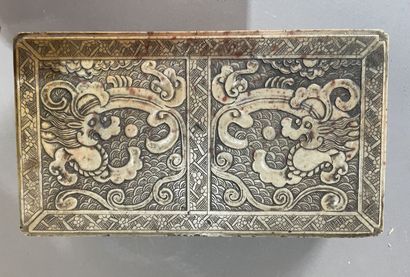 Coffret en stéatite crème le couvercle sculpté...