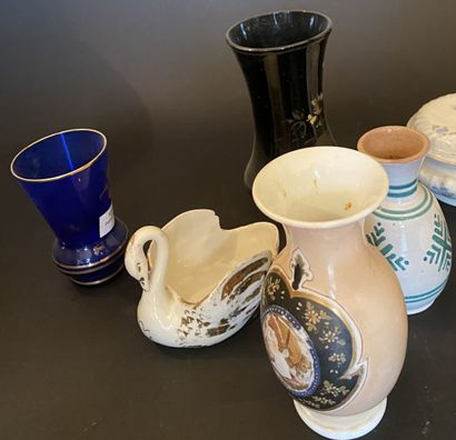 Petit lot d'objets décoratifs dont vases,...