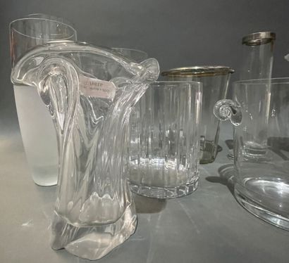 Lot de vases et coupes en cristal et verre...