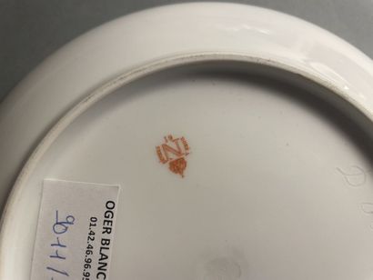 Sous-tasse en porcelaine au chiffre en dorure...