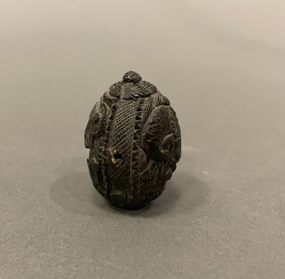Dévidoir à fil en bois de corozo sculpté.
XIXème...