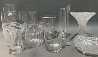 Lot de vases et coupes en cristal et verre...
