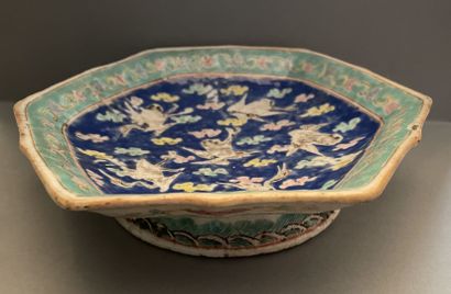 CHINE - XIXème siècle
Coupe hexagonale sur...