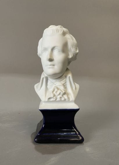 Mozart
Petit buste en biscuit de porcelaine,...