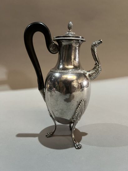Cafetière balustre en argent, le déversoir...