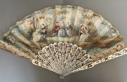 Eventail les brins en corne ajourés de rosaces...