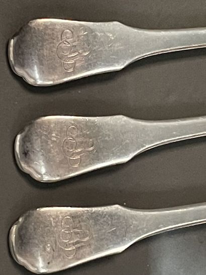 Douze couverts en argent modèle uniplat,
cinq...